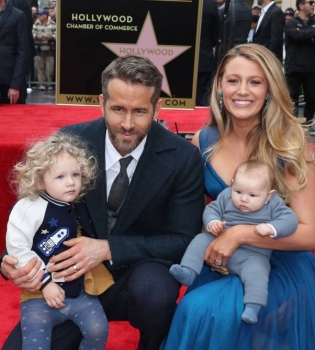 Невероятно красивая семья: Блейк Лайвли и Райан Рейнольдс впервые появились на публике с детьми