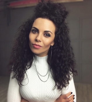 Похудевшая Настя Каменских показала стройную фигуру в облегающем боди