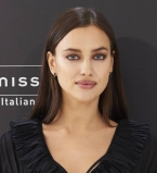 Ирина Шейк показала обручальное кольцо