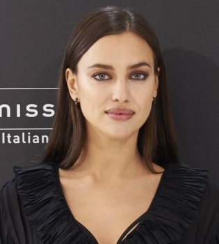 Ирина Шейк показала обручальное кольцо