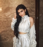 Поцелуи у новогодней елки: поклонники в восторге от романтичного фото Кайли Дженнер с бойфрендом