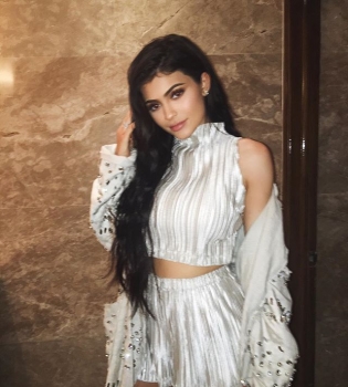 Поцелуи у новогодней елки: поклонники в восторге от романтичного фото Кайли Дженнер с бойфрендом