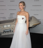 Дженнифер Лоуренс вышла в свет в роскошном платье невесты