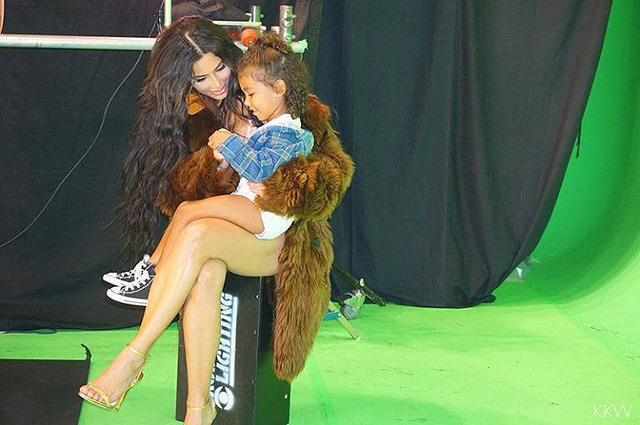 Ким Кардашьян взяла трехлетнюю дочь на съемки эротического видео