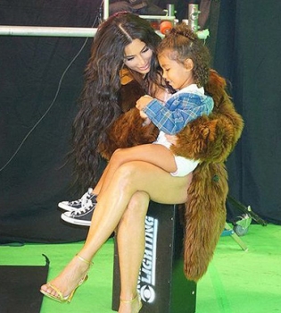 Ким Кардашьян взяла трехлетнюю дочь на съемки эротического видео