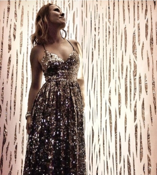 Видео: молодая мама Ксения Собчак исполнила зажигательный танец в соблазнительном платье