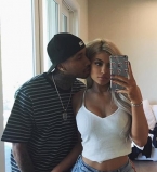 Кайли Дженнер показала роскошное обручальное кольцо: неужели помолвка?