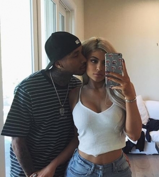 Кайли Дженнер показала роскошное обручальное кольцо: неужели помолвка?