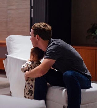 Видео: Марк Цукерберг заснял первые шаги дочери Макс