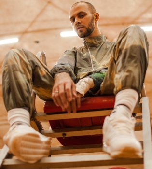 Макс Барских презентовал горячий клип