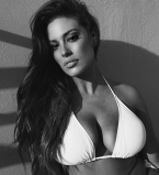 Пышная красота: модель plus-size Эшли Грэм снялась в бикини