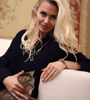 Поклонники раскритиковали новую прическу Виктории Бони