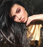 Слегка увеличила: Кайли Дженнер заподозрили в пластике груди