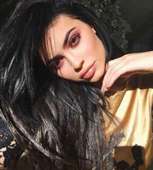 Слегка увеличила: Кайли Дженнер заподозрили в пластике груди