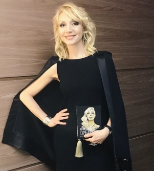 Кристина Орбакайте покоряет стильным нарядом на новогоднем концерте