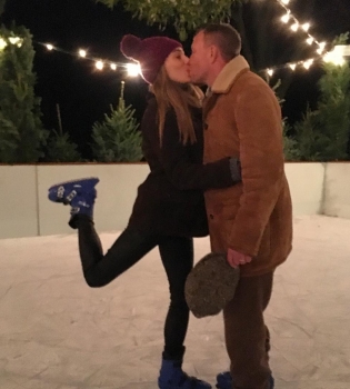 Гай Ричи с семьей на рождественской открытке