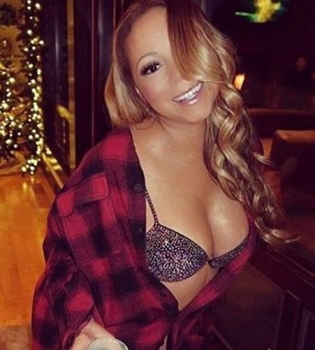 Рождественский соблазн: Мэрайя Кэри позирует возле елки в нижнем белье