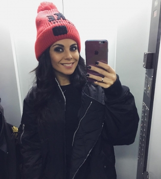 В гостях у звезды: Настя Каменских учит готовить праздничную закуску на новогодний стол