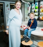 Беременная Оксана Акиньшина продемонстрировала заметно округлившийся живот в облегающем платье