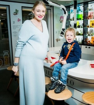 Беременная Оксана Акиньшина продемонстрировала заметно округлившийся живот в облегающем платье