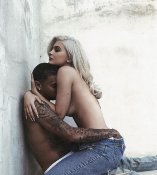 Обнаженная Кайли Дженнер снялась в провокационном видео с бойфрендом