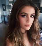 Горячая штучка: Кайя Гербер похвасталась длинными ногами и стройной фигурой