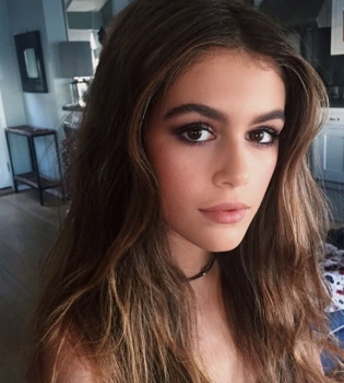 Горячая штучка: Кайя Гербер похвасталась длинными ногами и стройной фигурой