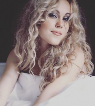 Привет из детства: Alyosha поделилась умилительным детским фото с Дедом Морозом и трогательными воспоминаниями