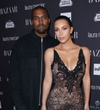 Все в сборе: Канье Уэст поделился рождественским фото с Ким Кардашьян и детьми