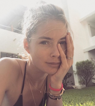 Даутцен Крус на отдыхе: сексуальные фото в бикини и трогательные кадры с детьми