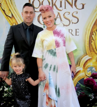 Певица Пинк родила второго ребенка