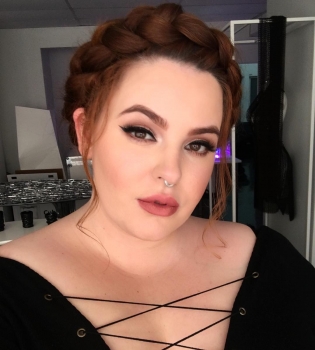 155-килограммовая модель не смогла завязать на себе гостиничный халат