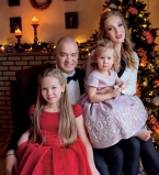 Евгений Кошевой снялся в фотосессии с женой и дочками