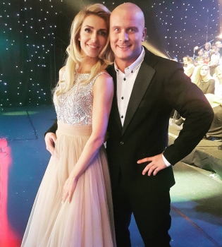 Жена Вячеслава узелков появилась в финале шоу &quot;Зважені та щасливі-6&quot; в нежном образе