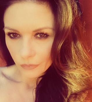 Милый карапуз: Кэтрин Зета-Джонс впервые опубликовала свое детское фото