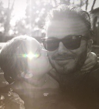 Дочь Дэвида и Виктории Бекхэм написала родителям трогательное послание на песке