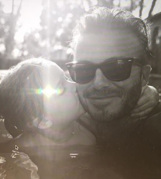 Дочь Дэвида и Виктории Бекхэм написала родителям трогательное послание на песке