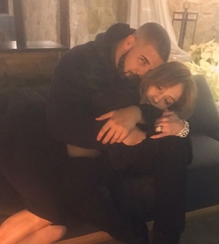 Видео: Дженнифер Лопес и Дрейк впервые поцеловались на глазах у публики