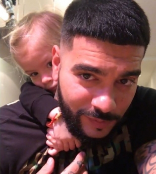 Папа-волшебник: Тимати забавно поздравил малышку-дочь с Новым годом