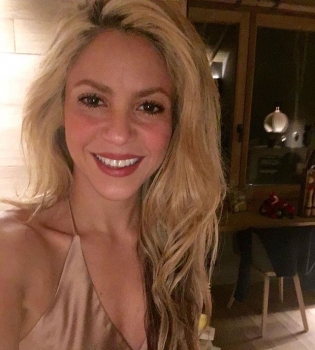 Семейное веселье: Шакира и Жерар Пике сняли новогоднее домашнее видео с детьми