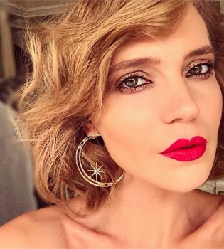 Поклонники раскритиковали Глюкозу за ее откровенное фото с оголенной грудью