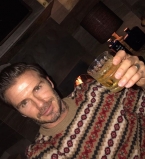 Все в сборе: Дэвид и Виктория Бекхэм с детьми у праздничной елки