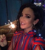 С оливье и без мейкапа: Ольга Бузова продолжает отмечать Новый год с подругами