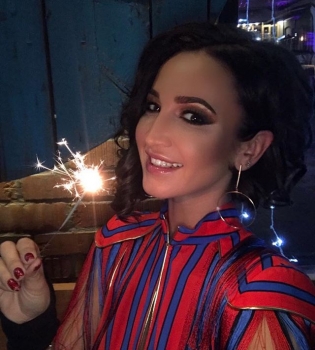 С оливье и без мейкапа: Ольга Бузова продолжает отмечать Новый год с подругами