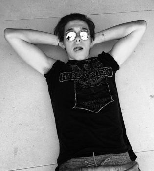 Безудержное веселье: Бруклин Бекхэм исполнил зажигательный танец в ночном клубе