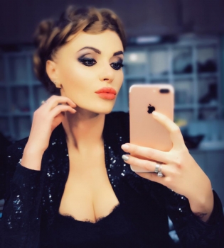 Секси-мама: Слава из &quot;Неангелов&quot; показала фигуру в купальнике