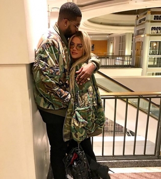 Нежность и поцелуи: Хлое Кардашьян позирует с любимым мужчиной