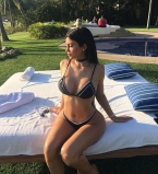 Праздники на пляже: Кайли Дженнер с подругами демонстрирует аппетитные формы в бикини