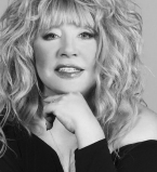 На стиле: Алла Пугачева вышла в свет в рваных джинсах и модных кедах на платформе