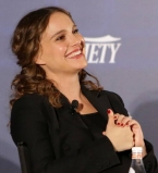 Вот это размер: беременная  Натали Портман показала большой живот в облегающем наряде